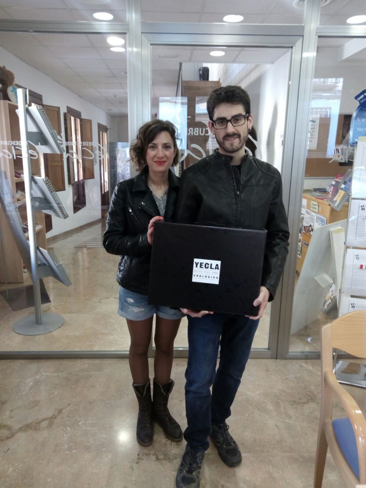 Entrega lote de productos ruta del vino de Yecla en el primer sorteo fotográfico