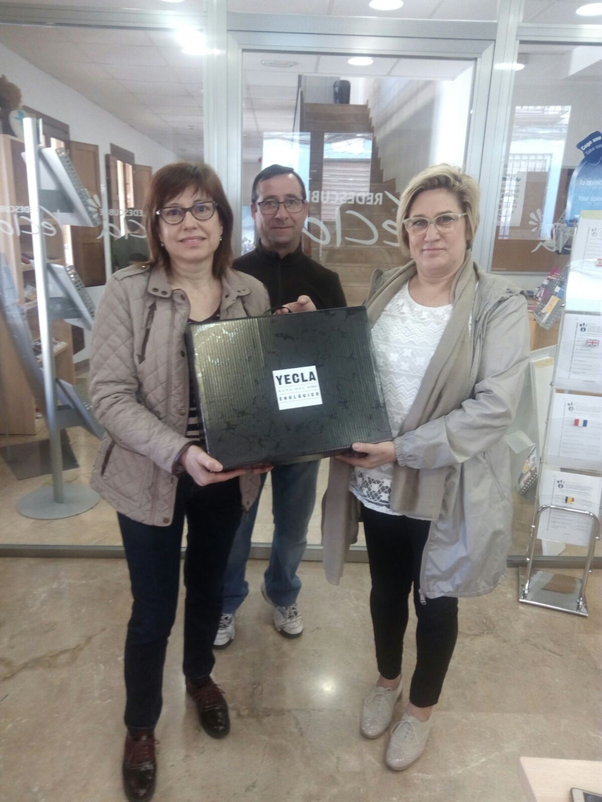 Entrega lote de productos ruta del vino de Yecla en el primer sorteo fotográfico