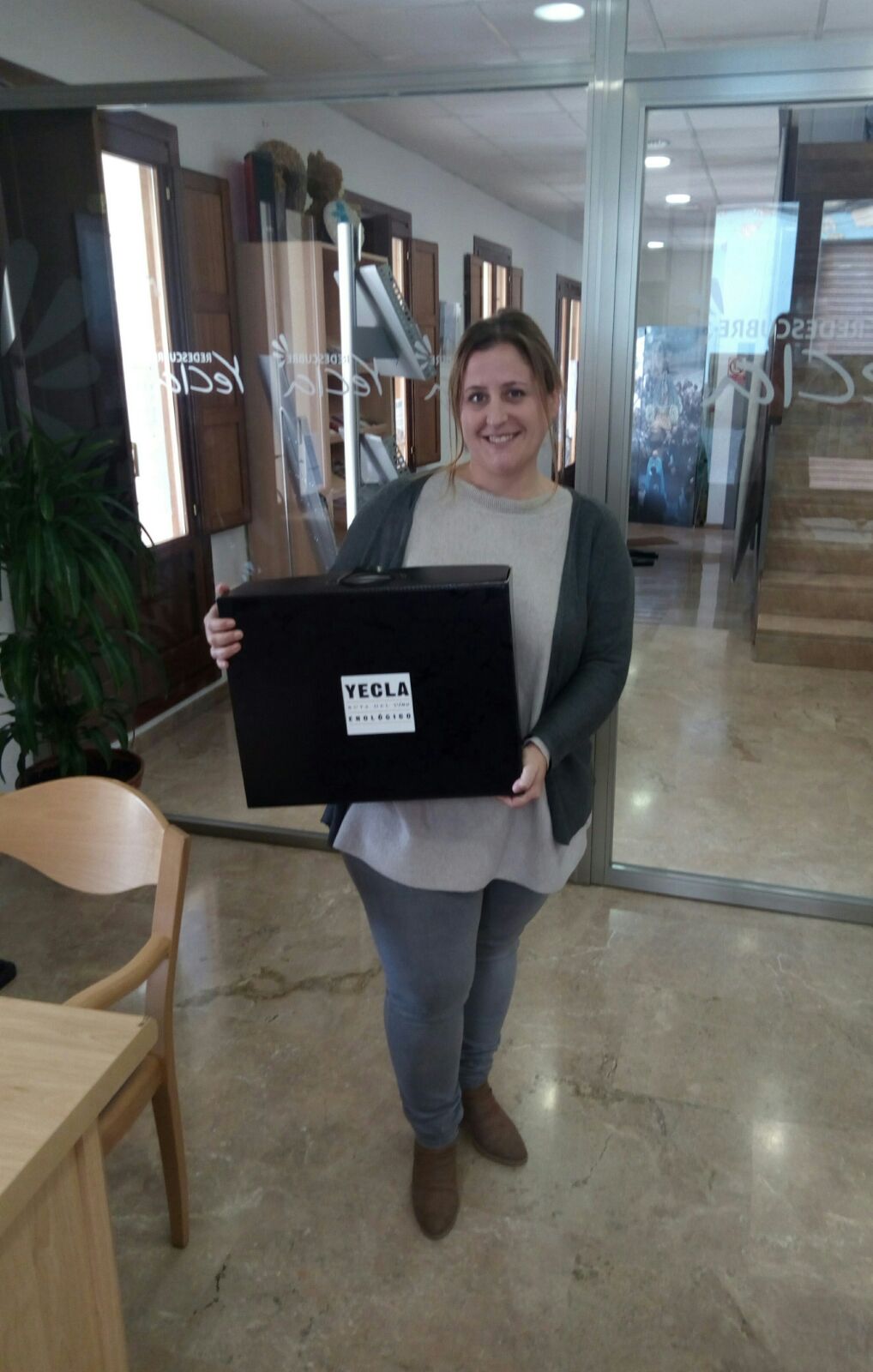 Entrega del primer lote de productos de la Ruta del Vino de Yecla