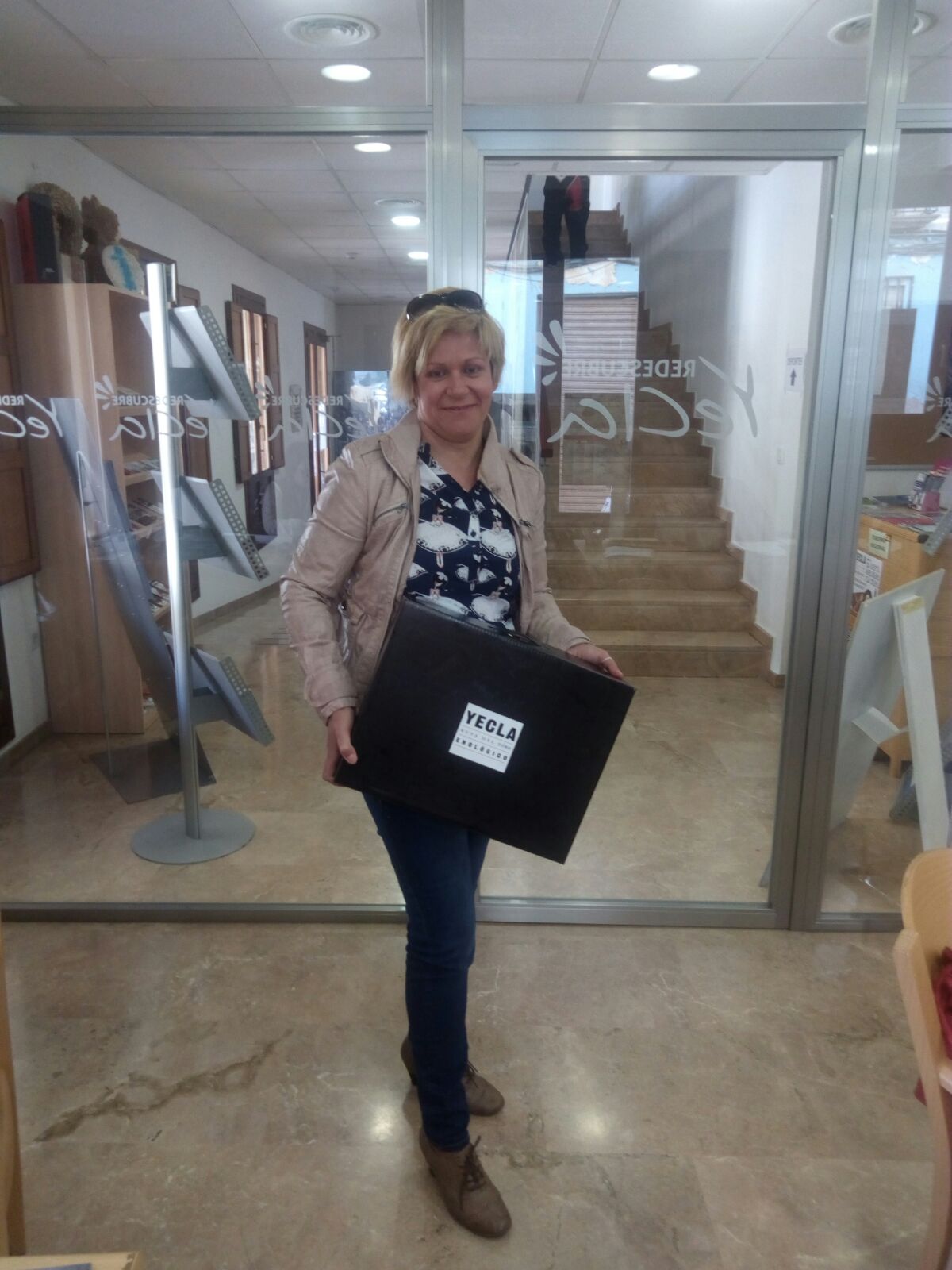 Entrega lote de productos ruta del vino de Yecla en el tercer sorteo fotográfico Entrega lote de productos ruta del vino de Yecla en el tercer sorteo fotográfico