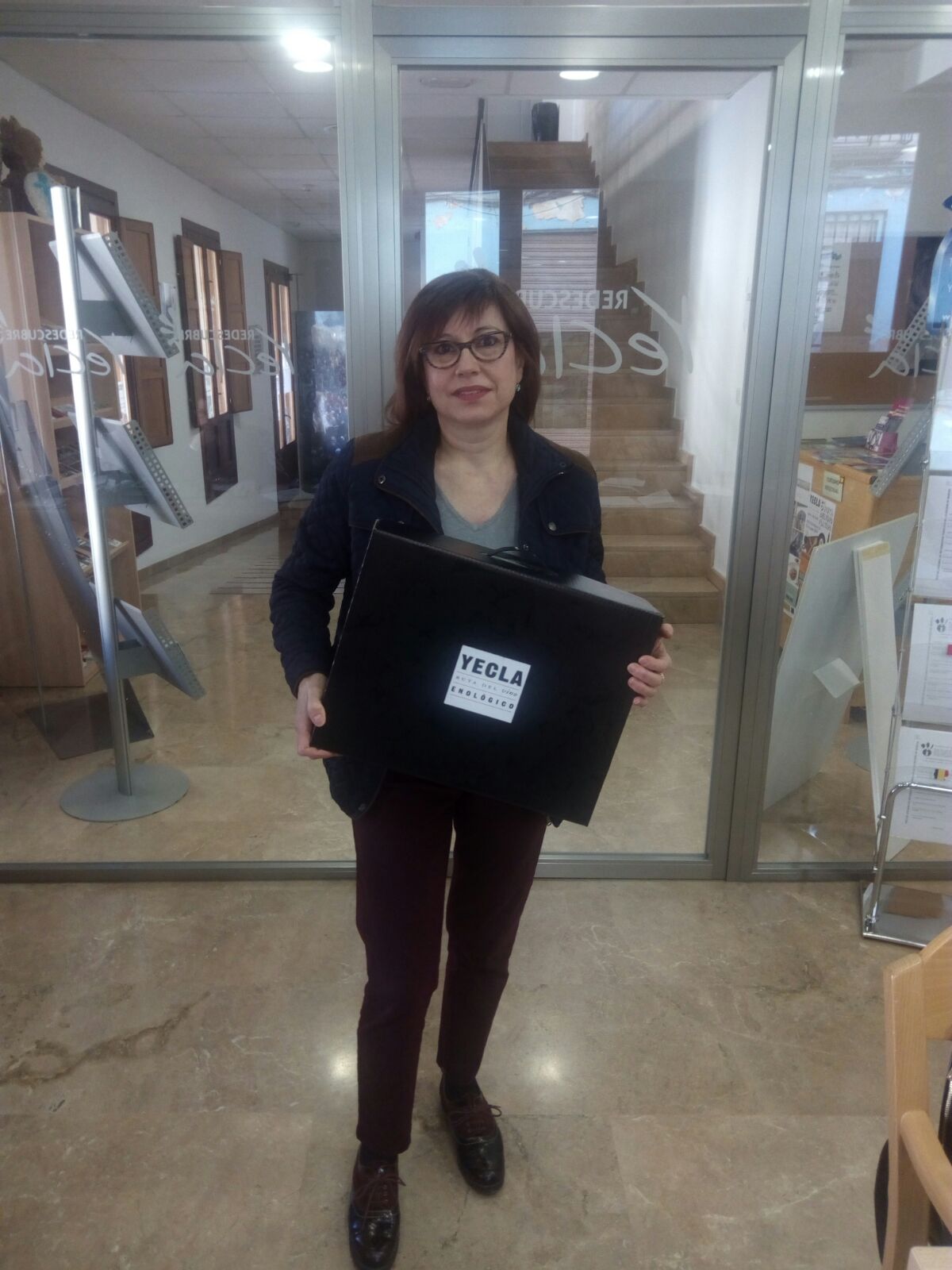 Entrega lote de productos ruta del vino de Yecla en el tercer sorteo fotográfico