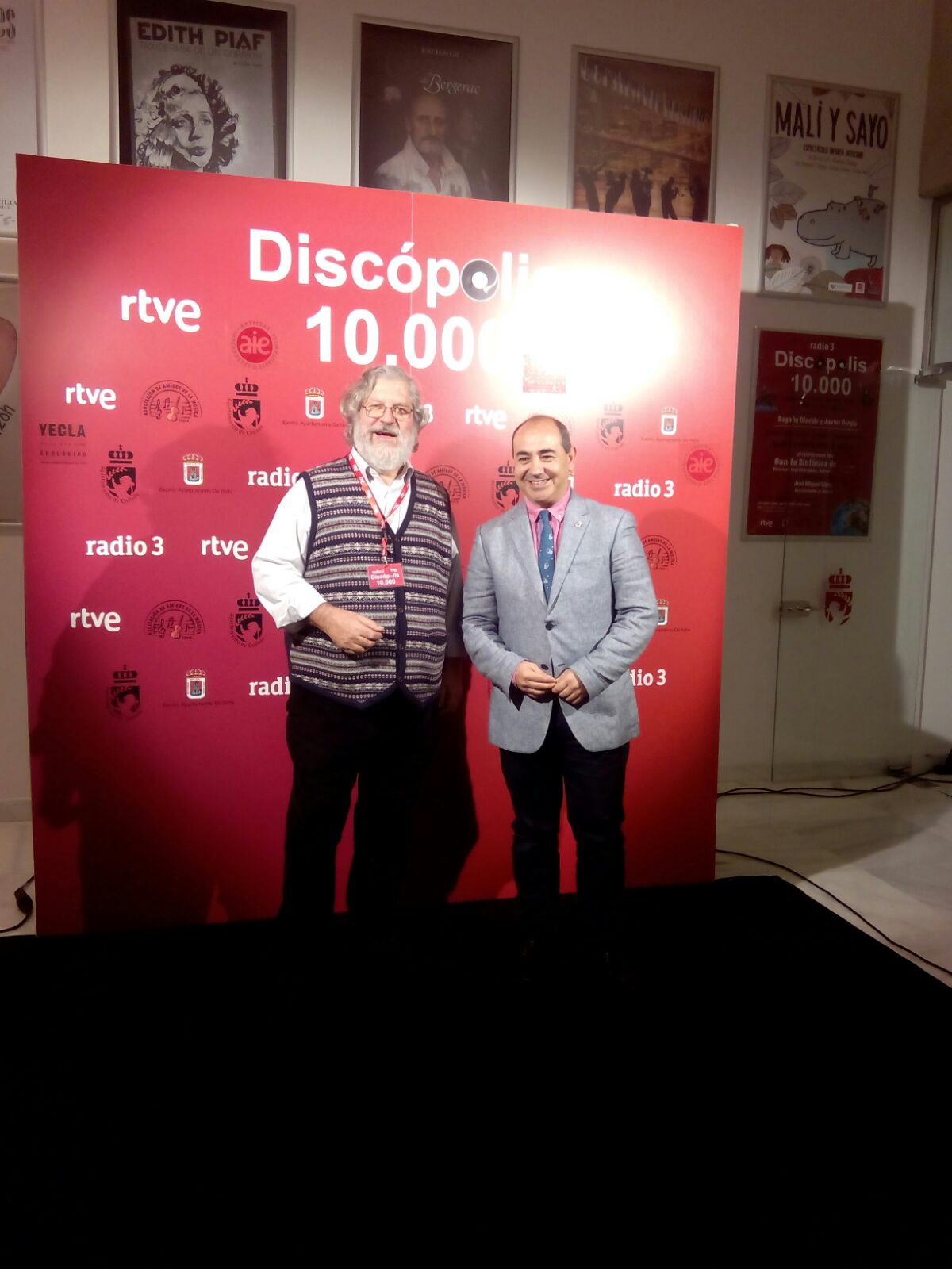 concejal de cultura y festejos Jesús Verdú junto a José Miguel Lopez de Discópolis