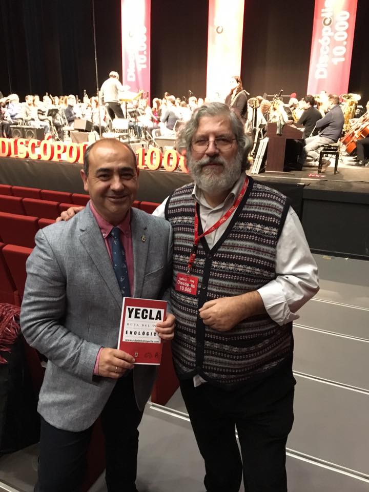 concejal de cultura y festejos Jesús Verdú junto a José Miguel Lopez de Discópolis