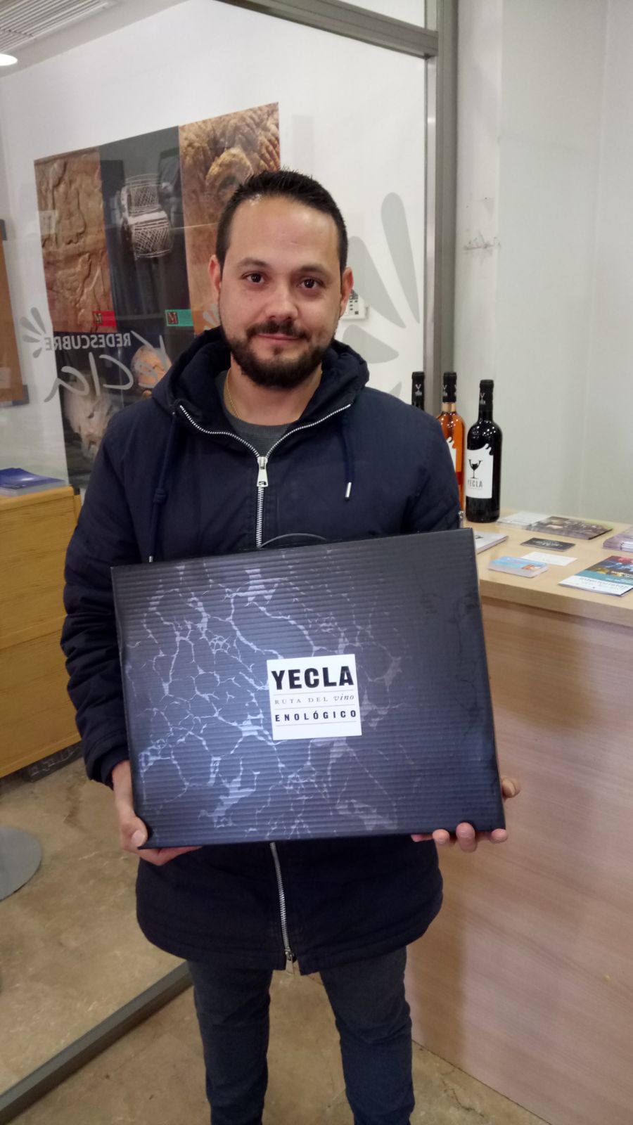 Jose Juan recogiendo su lote de productos de la Ruta del vino de Yecla en el 4 sorteo fotográfico 