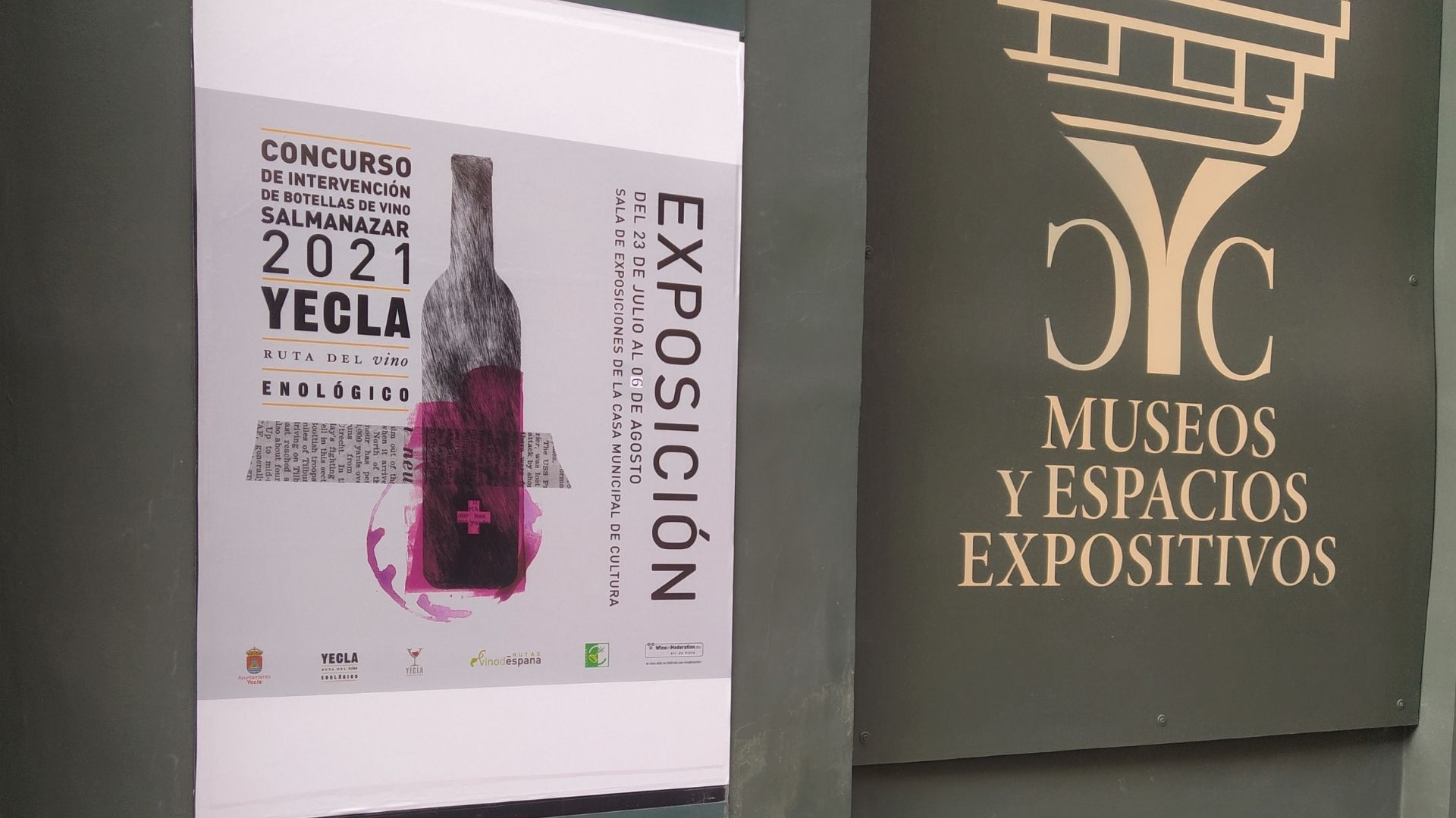 Inauguración exposición del concurso de Intervención de botellas de vino salmanazar