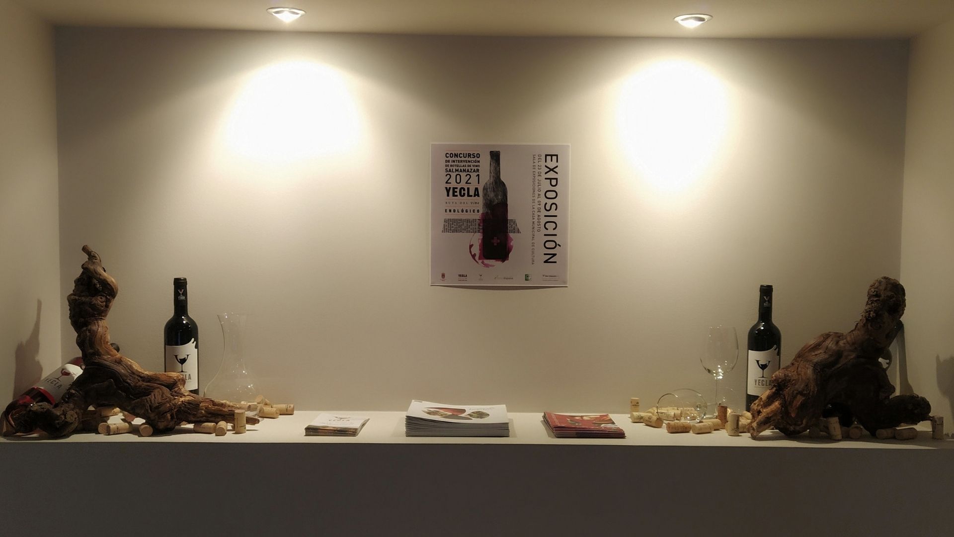 Inauguración exposición del concurso de  Intervención de botellas de vino salmanazar