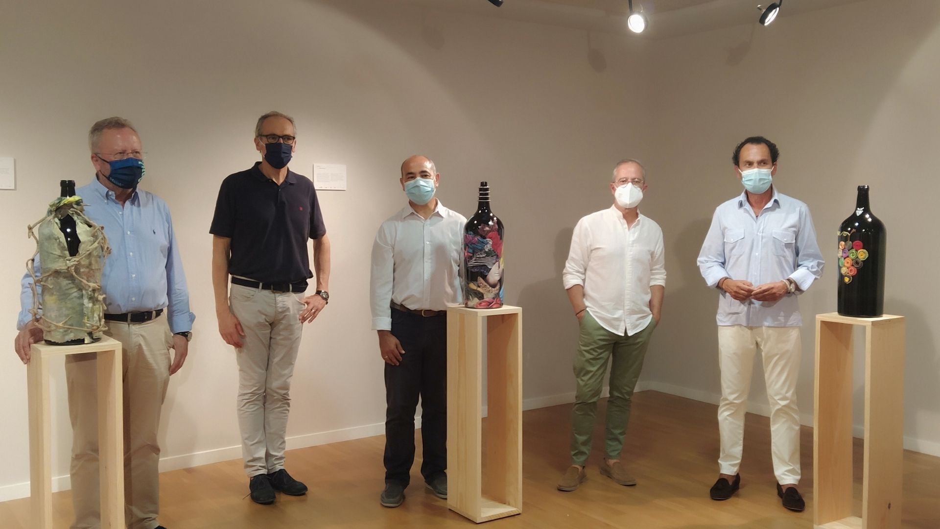 Inauguración exposición del concurso de Intervención de botellas de vino salmanazar